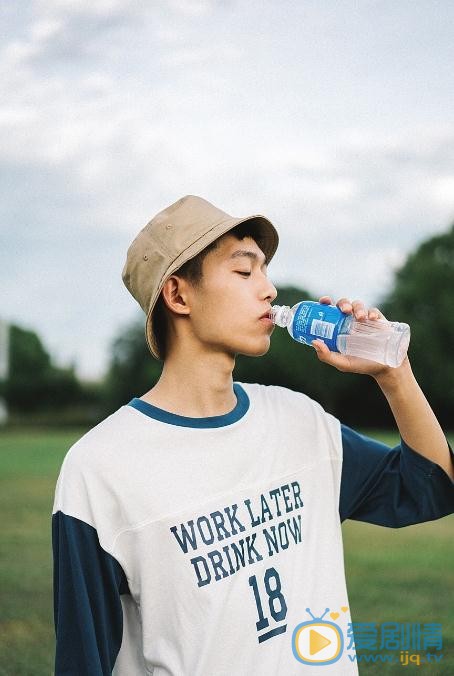 王锵街拍写真 王锵高清写真_王锵高清剧照