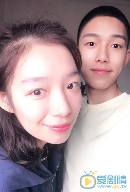 王锵与人合照 王锵高清写真_王锵高清剧照