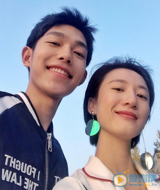 王锵与人合照 王锵高清写真_王锵高清剧照