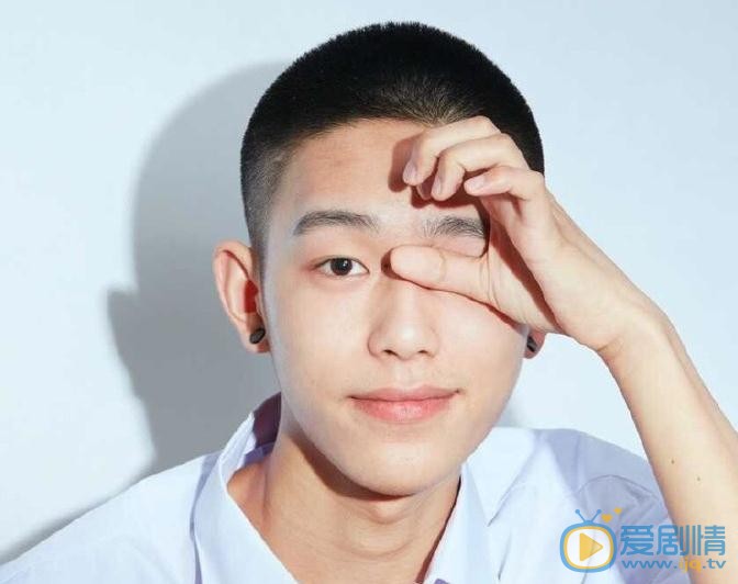 王锵制服写真 王锵高清写真_王锵高清剧照