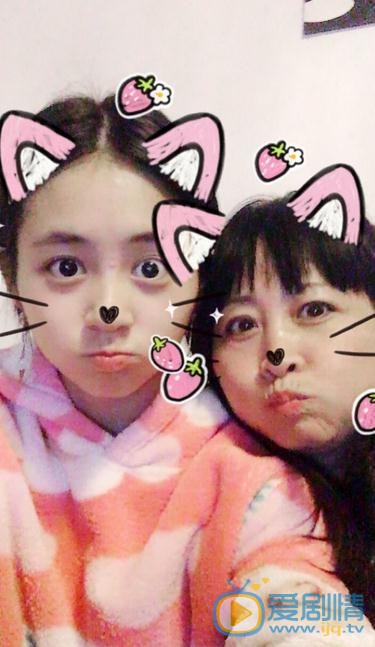 张心怡与人合照 张心怡高清写真_张心怡高清剧照