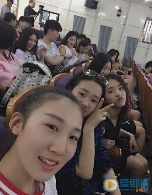张心怡与人合照 张心怡高清写真_张心怡高清剧照