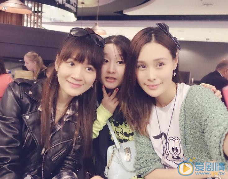 张钟仪与人合照 张钟仪高清写真_张钟仪高清剧照
