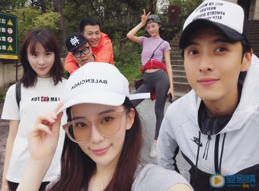 朱凌雾与人合照 朱凌雾高清写真_朱凌雾高清剧照