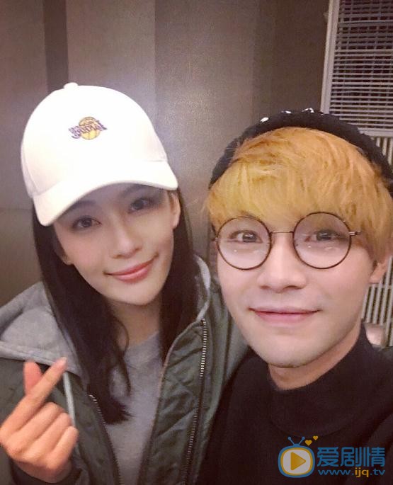 朱凌雾与人合照 朱凌雾高清写真_朱凌雾高清剧照