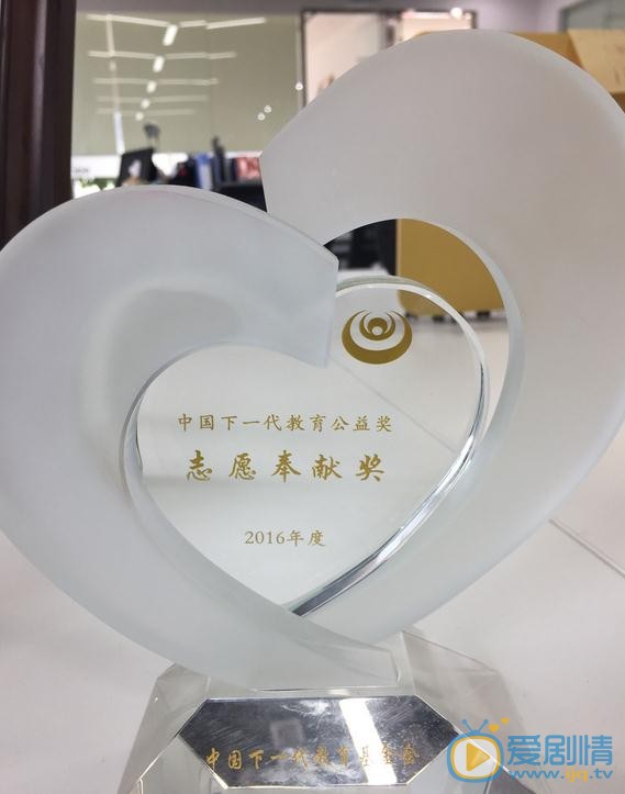 黄景瑜奖杯照 黄景瑜高清写真_黄景瑜高清剧照