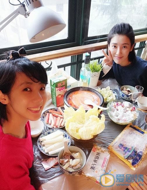 杨卿与人合照 杨卿高清写真_杨卿高清剧照