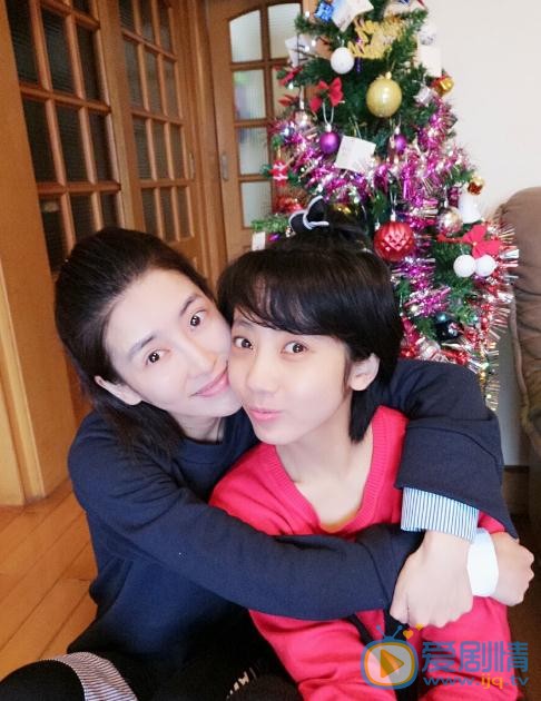 杨卿与人合照 杨卿高清写真_杨卿高清剧照