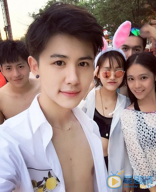 洪佳宁与人合照 洪佳宁高清写真_洪佳宁高清剧照
