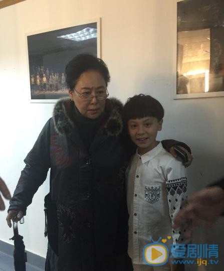 彭艺博与人合照 彭艺博高清写真_彭艺博高清剧照