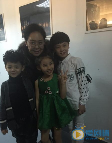 彭艺博与人合照 彭艺博高清写真_彭艺博高清剧照