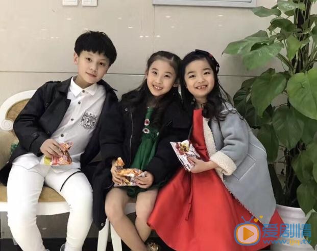 彭艺博与人合照 彭艺博高清写真_彭艺博高清剧照