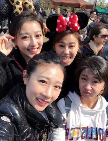 王秀竹与人合照 王秀竹高清写真_王秀竹高清剧照