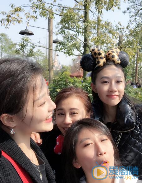 王秀竹与人合照 王秀竹高清写真_王秀竹高清剧照