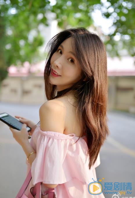 陈思娜夏日街拍照 陈思娜高清写真_陈思娜高清剧照
