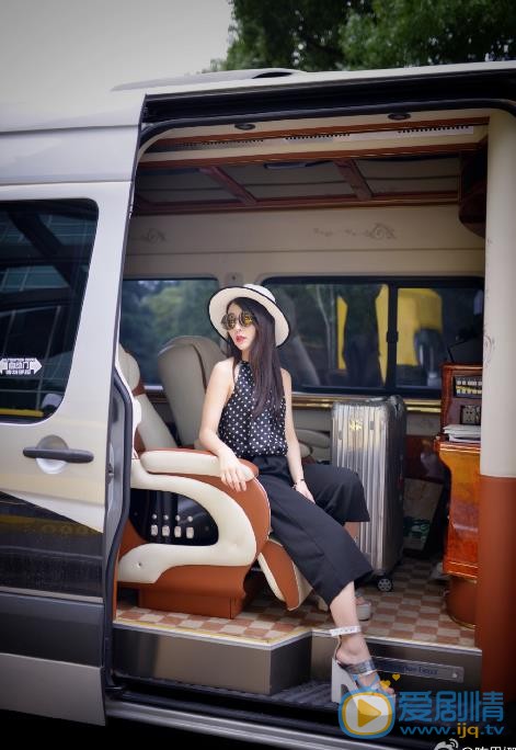 陈思娜夏日街拍照 陈思娜高清写真_陈思娜高清剧照