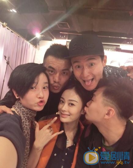 张一鸾与人合照 张一鸾高清写真_张一鸾高清剧照