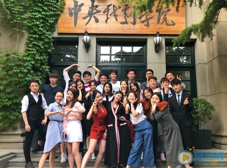 刘瑜峰与人合照 刘瑜峰高清写真_刘瑜峰高清剧照
