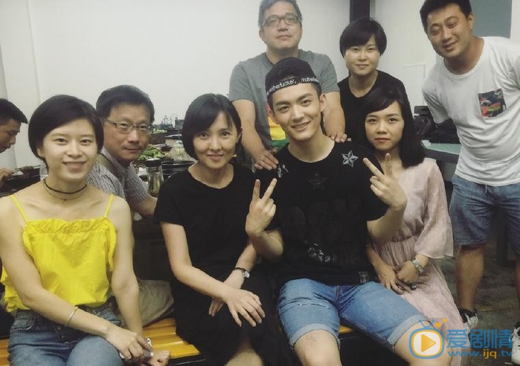 刘瑜峰与人合照 刘瑜峰高清写真_刘瑜峰高清剧照