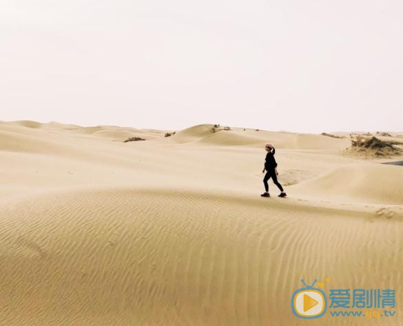 仇佩佩沙漠照 仇佩佩高清写真_仇佩佩高清剧照