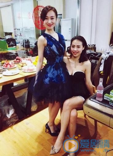 仇佩佩与人合照 仇佩佩高清写真_仇佩佩高清剧照