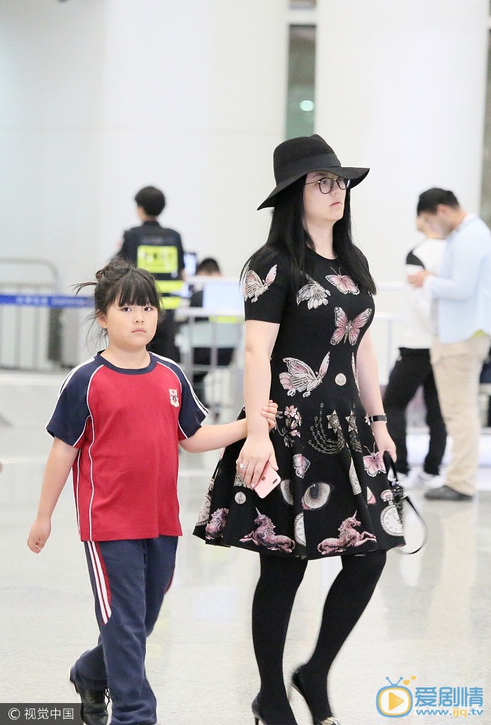 李湘全家福 李湘高清写真_李湘高清剧照