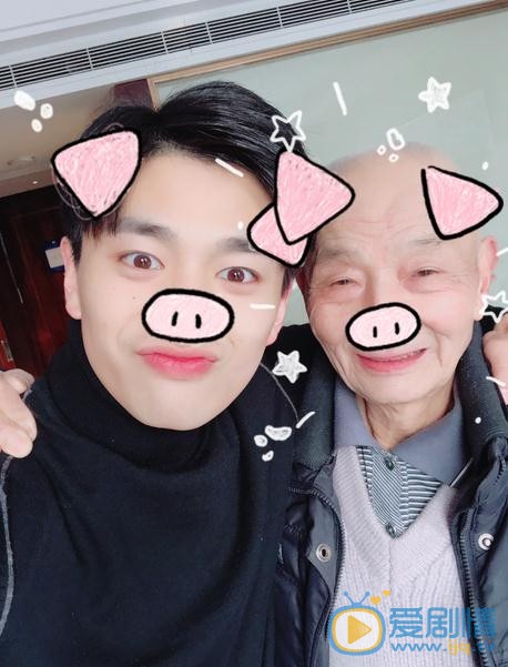 易大千与人合照 易大千高清写真_易大千高清剧照