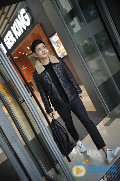 易大千街拍写真 易大千高清写真_易大千高清剧照