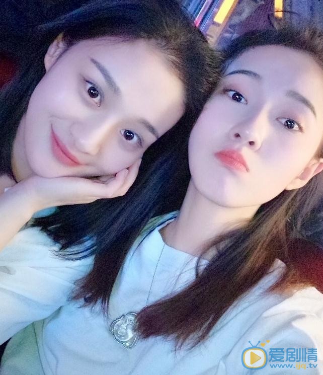 明子煜与人合照 明子煜高清写真_明子煜高清剧照