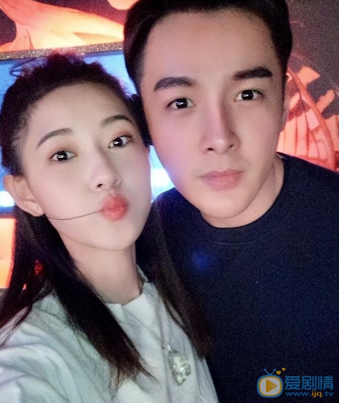 明子煜与人合照 明子煜高清写真_明子煜高清剧照