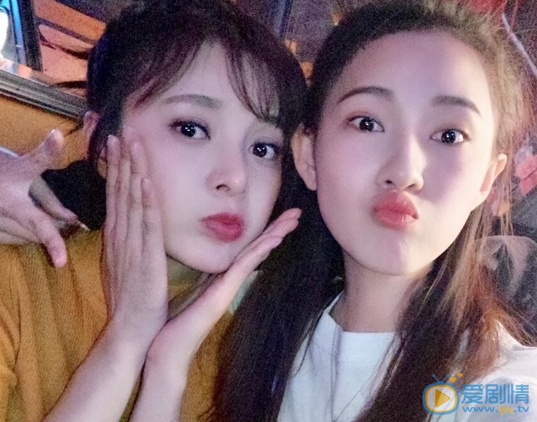 明子煜与人合照 明子煜高清写真_明子煜高清剧照