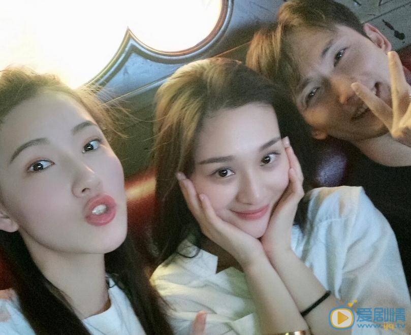 明子煜与人合照 明子煜高清写真_明子煜高清剧照