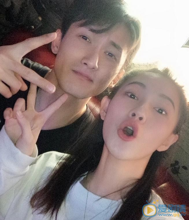 明子煜与人合照 明子煜高清写真_明子煜高清剧照