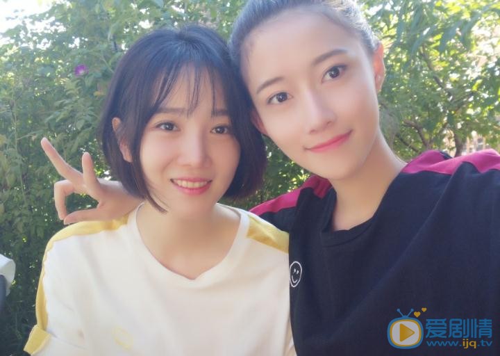 明子煜与人合照 明子煜高清写真_明子煜高清剧照