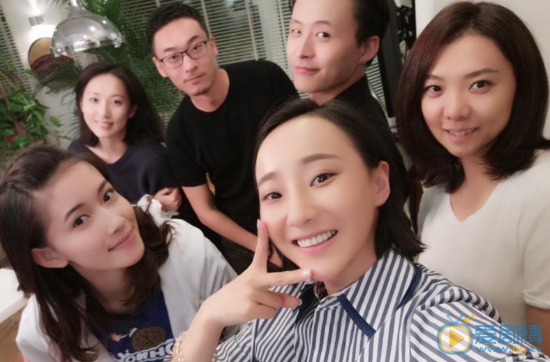 明子煜与人合照 明子煜高清写真_明子煜高清剧照