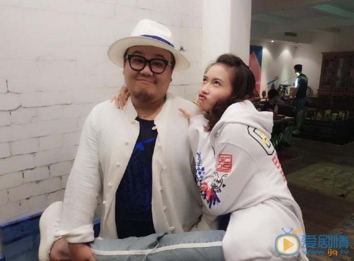 明子煜与人合照 明子煜高清写真_明子煜高清剧照