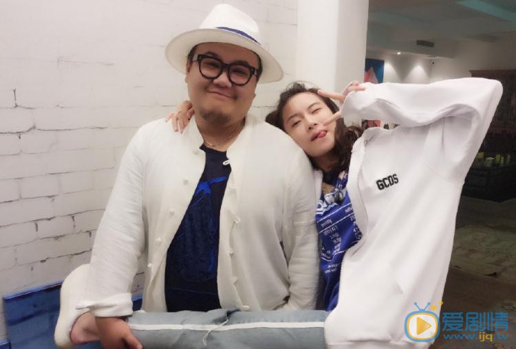 明子煜与人合照 明子煜高清写真_明子煜高清剧照