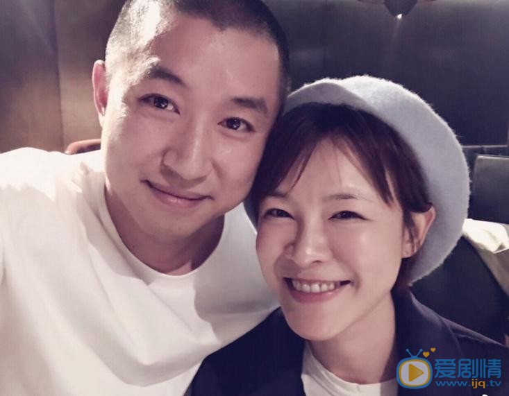 李艾与人合照 李艾高清写真_李艾高清剧照