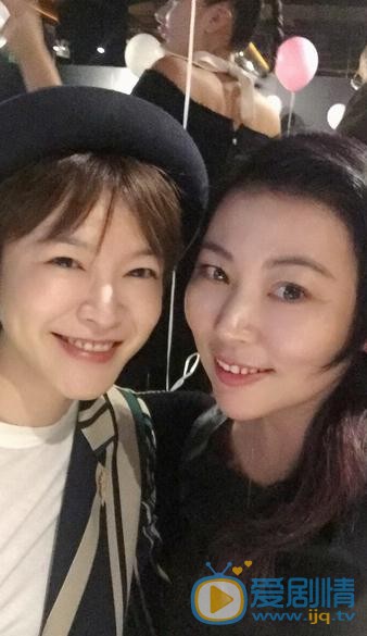 李艾与人合照 李艾高清写真_李艾高清剧照