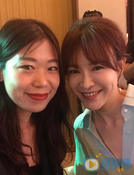 李艾与人合照 李艾高清写真_李艾高清剧照