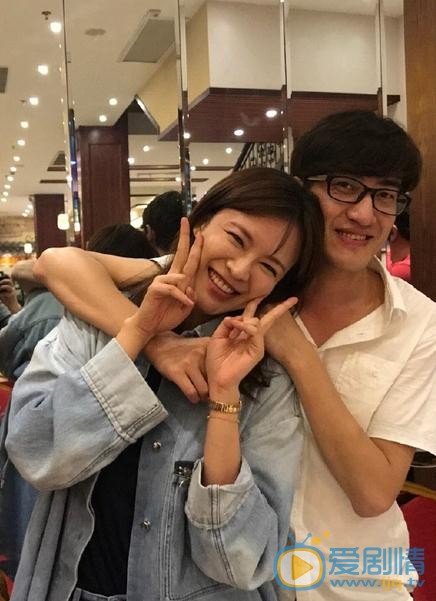 李艾与人合照 李艾高清写真_李艾高清剧照