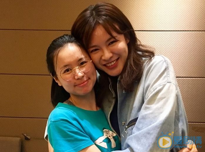 李艾与人合照 李艾高清写真_李艾高清剧照