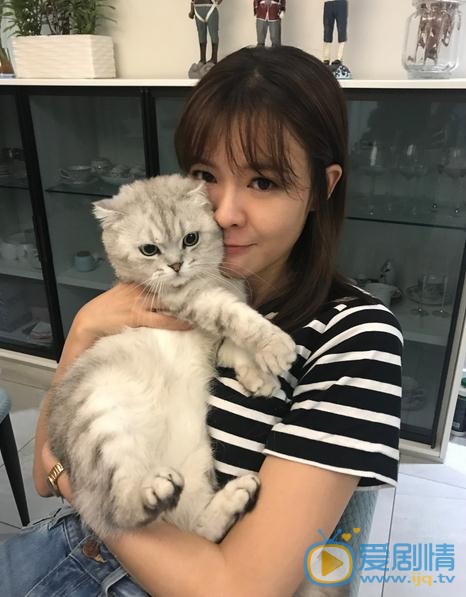 李艾与人合照 李艾高清写真_李艾高清剧照