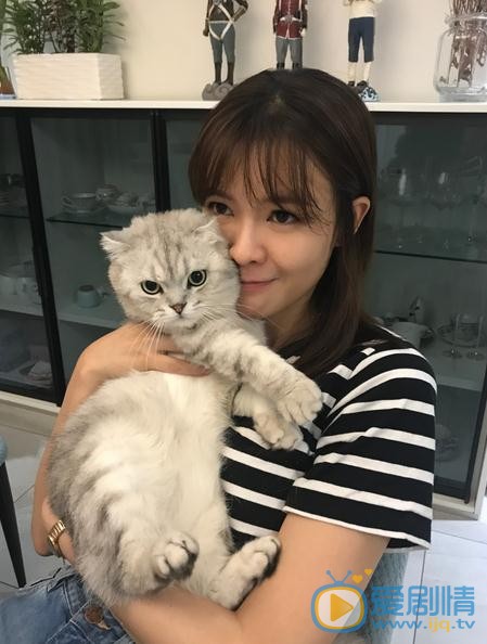 李艾与人合照 李艾高清写真_李艾高清剧照