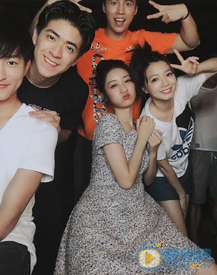 戚砚笛与人合照 戚砚笛高清写真_戚砚笛高清剧照