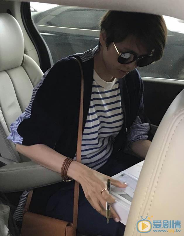 梁咏琪机场路透照 梁咏琪高清写真_梁咏琪高清剧照
