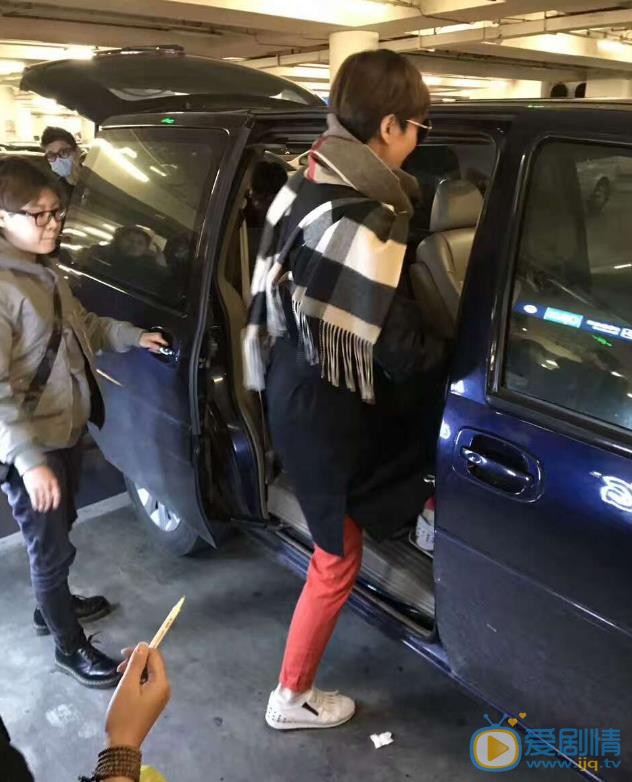 梁咏琪机场路透照 梁咏琪高清写真_梁咏琪高清剧照