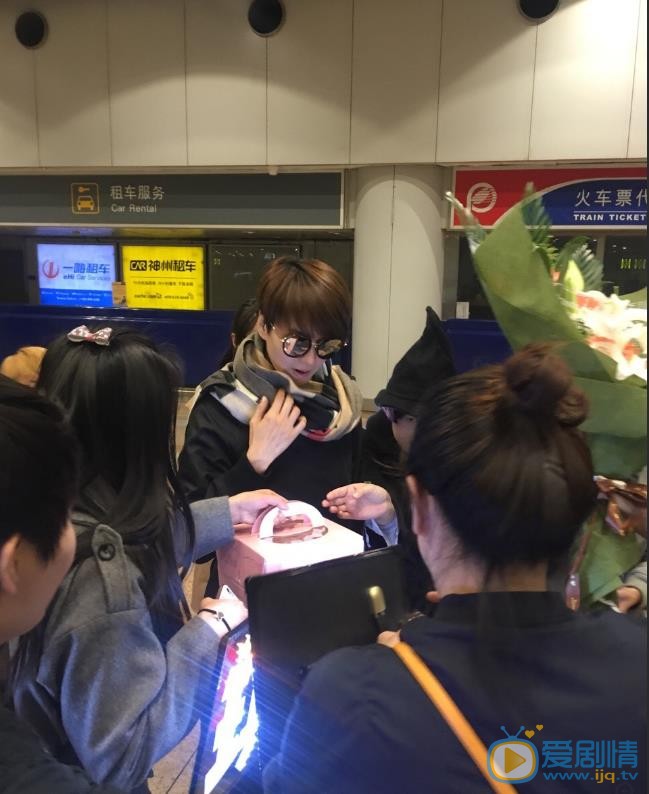 梁咏琪机场路透照 梁咏琪高清写真_梁咏琪高清剧照