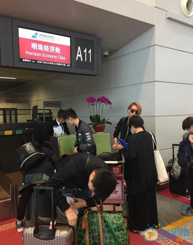 梁咏琪机场路透照 梁咏琪高清写真_梁咏琪高清剧照