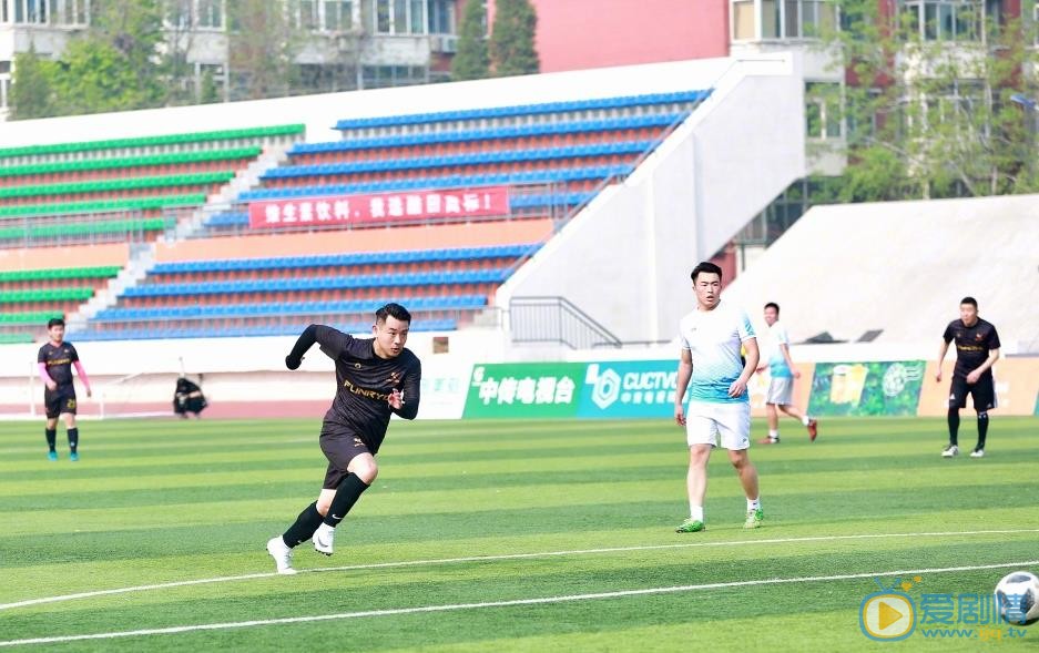 李响足球比赛运动 李响高清写真_李响高清剧照